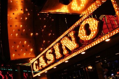 Live Domino QQ table interface showing player seats and betting options